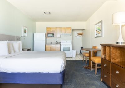 A picture of the King with Kitchen room Beachside PCB